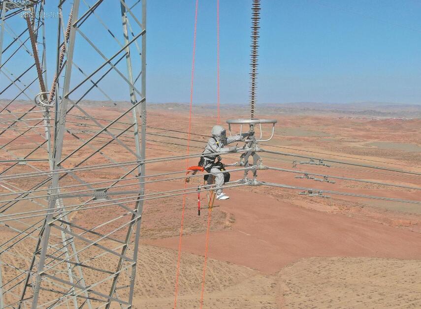 國網寧夏超高壓公司小飛人”帶電作業 快速消除高壓線路缺陷