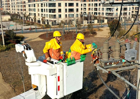 國網江蘇電力睢寧供電公司帶電消缺保春節可靠供電