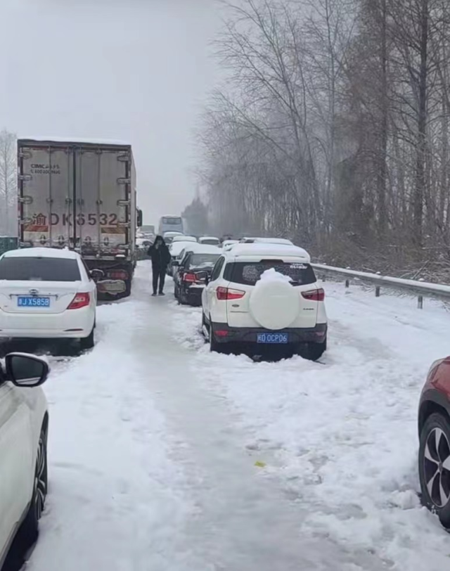 湖北凍雨暴雪導致高速公路堵塞，電動汽車再現“趴窩”