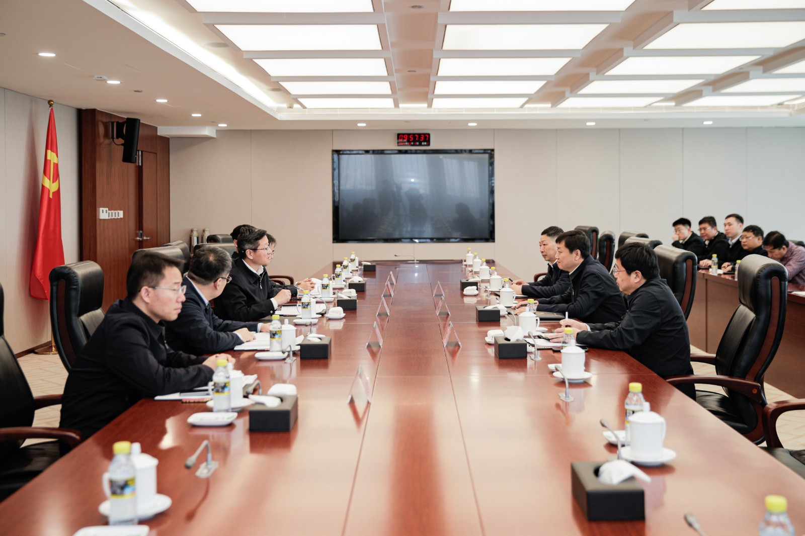 國家能源集團總經理、黨組副書記余兵會見衡水市委副書記、市長董曉航