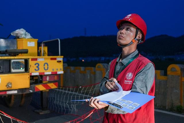 高空一分鐘 地上十年功——記高壓帶電作業“特種兵”賀彪