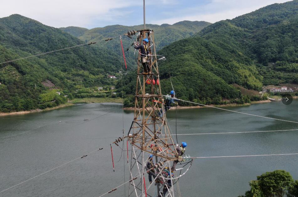 國網余姚市供電公司桿塔遷改全面提升山區供電可靠性