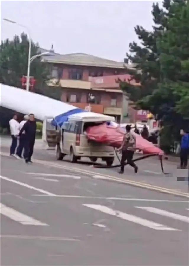 黑龍江一面包車被風電機葉片刺穿，知情人：車上載有7人