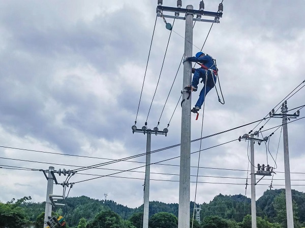 石阡供電局開展登桿實操培訓  助推“進一步聚焦核心業務提升核心能力”