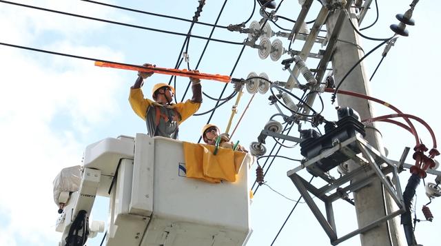 國網江華供電公司帶電消缺保供電 不懼“烤”驗戰高溫