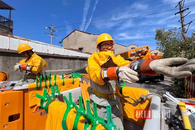 武漢“電力特種兵” 超過50℃高溫炙烤下完成空中作業