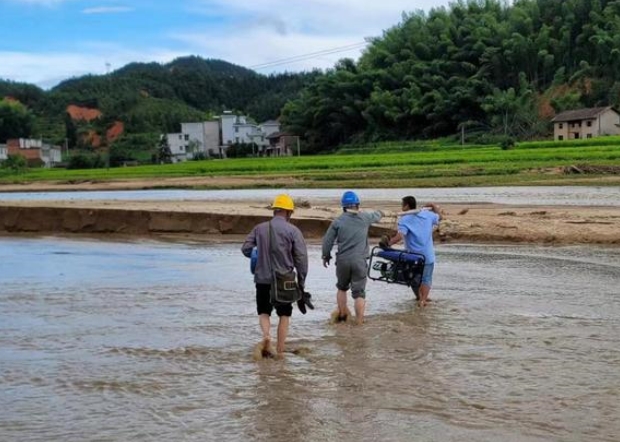 國網桂陽縣供電公司水退人進路通電通，眾志成城搶修復電