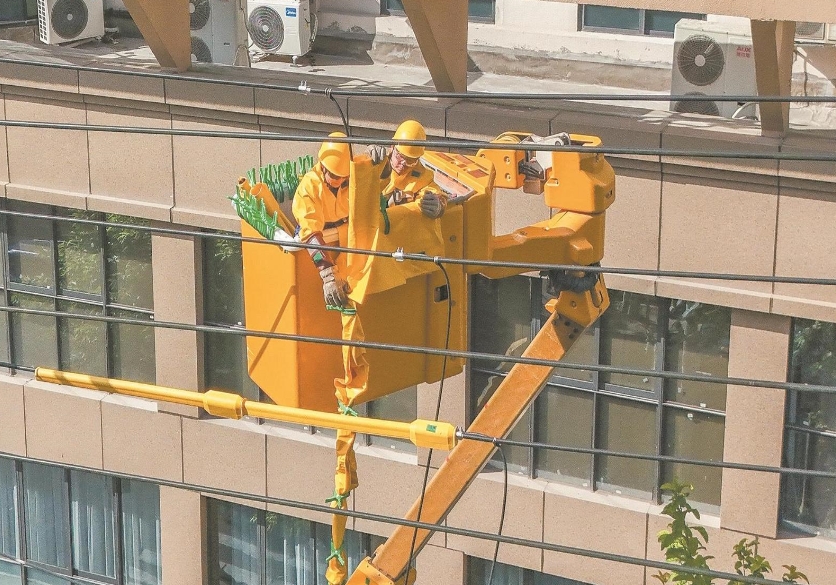 四川南充供電公司帶電作業配合有序，高效消除線路隱患