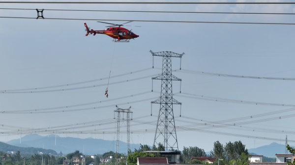 安徽蕪湖供電公司首次利用直升機帶電作業(yè)修補架空地線