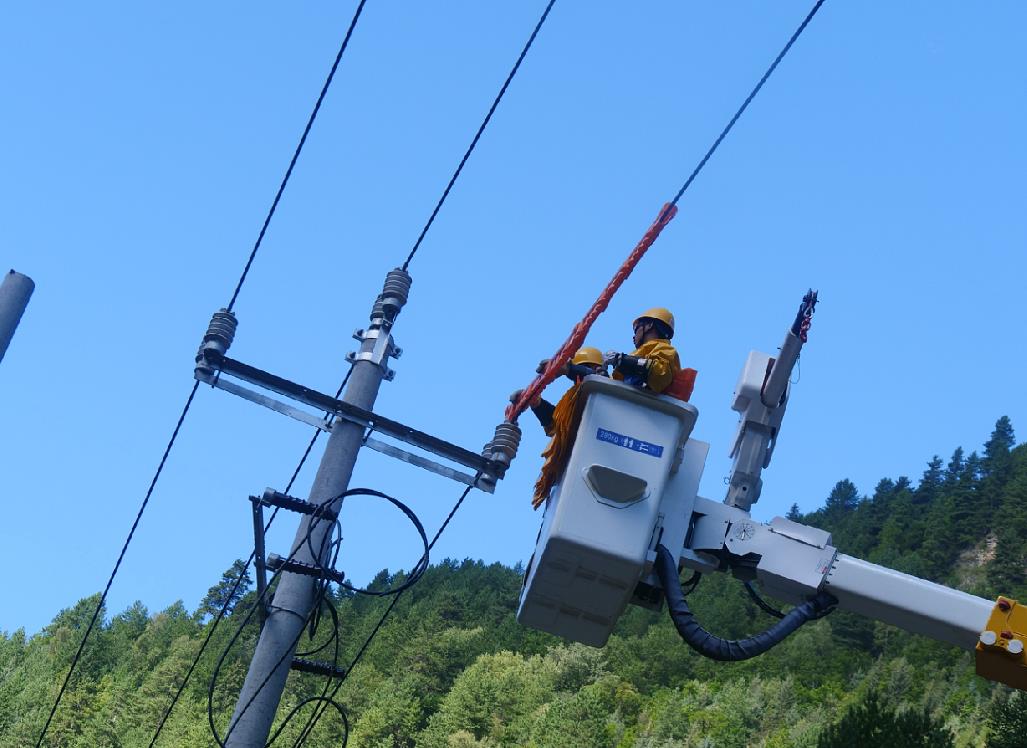 國網黑水縣供電公司首次開展帶電作業