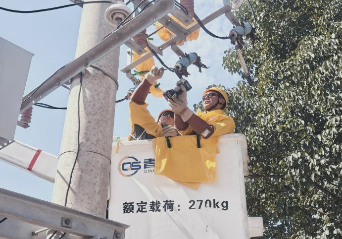 國網夏邑縣供電公司帶電作業在行動 確保社區電力供應