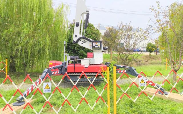 國網溧陽市供電公司首次運用履帶式絕緣斗臂車暨“蜘蛛車”開展帶電作業