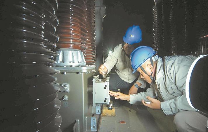 通宵鏖戰更換500千伏變電站電壓互感器