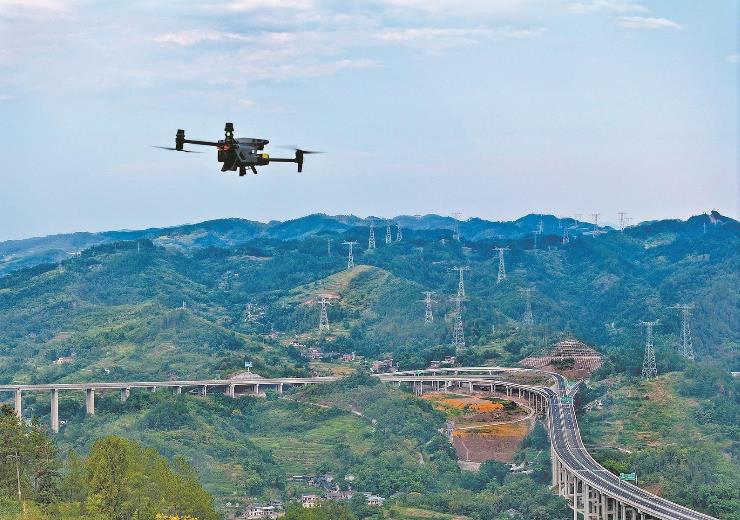 無人機飛巡 國網重慶電力公司強化森林草原火災防范體系建設